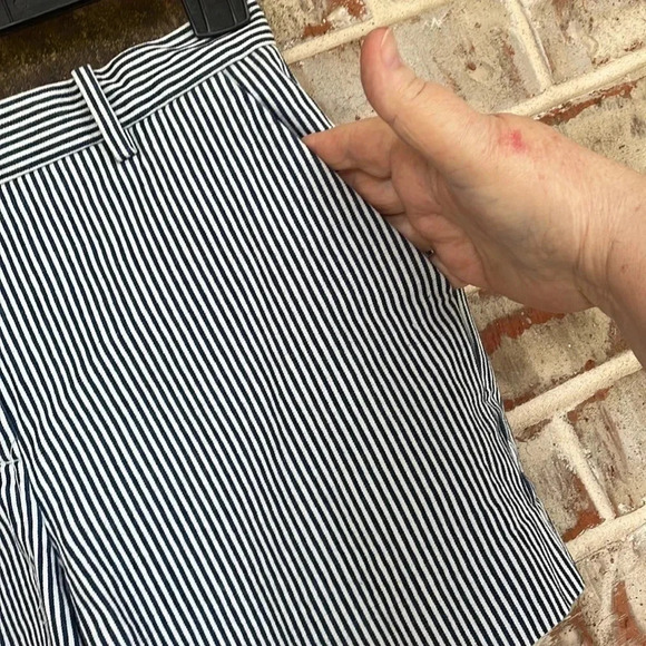 Gap Tailored Striped shorts - Picture 3 of 6